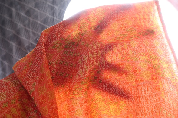 ふんわりピンクオレンジの幾何学柄ウール単衣きもの【身丈148.5cm】
